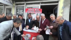 بالفيديو: مواطنون أتراك يحرقون الدولار في شوارع تركيا دعماً لليرة 